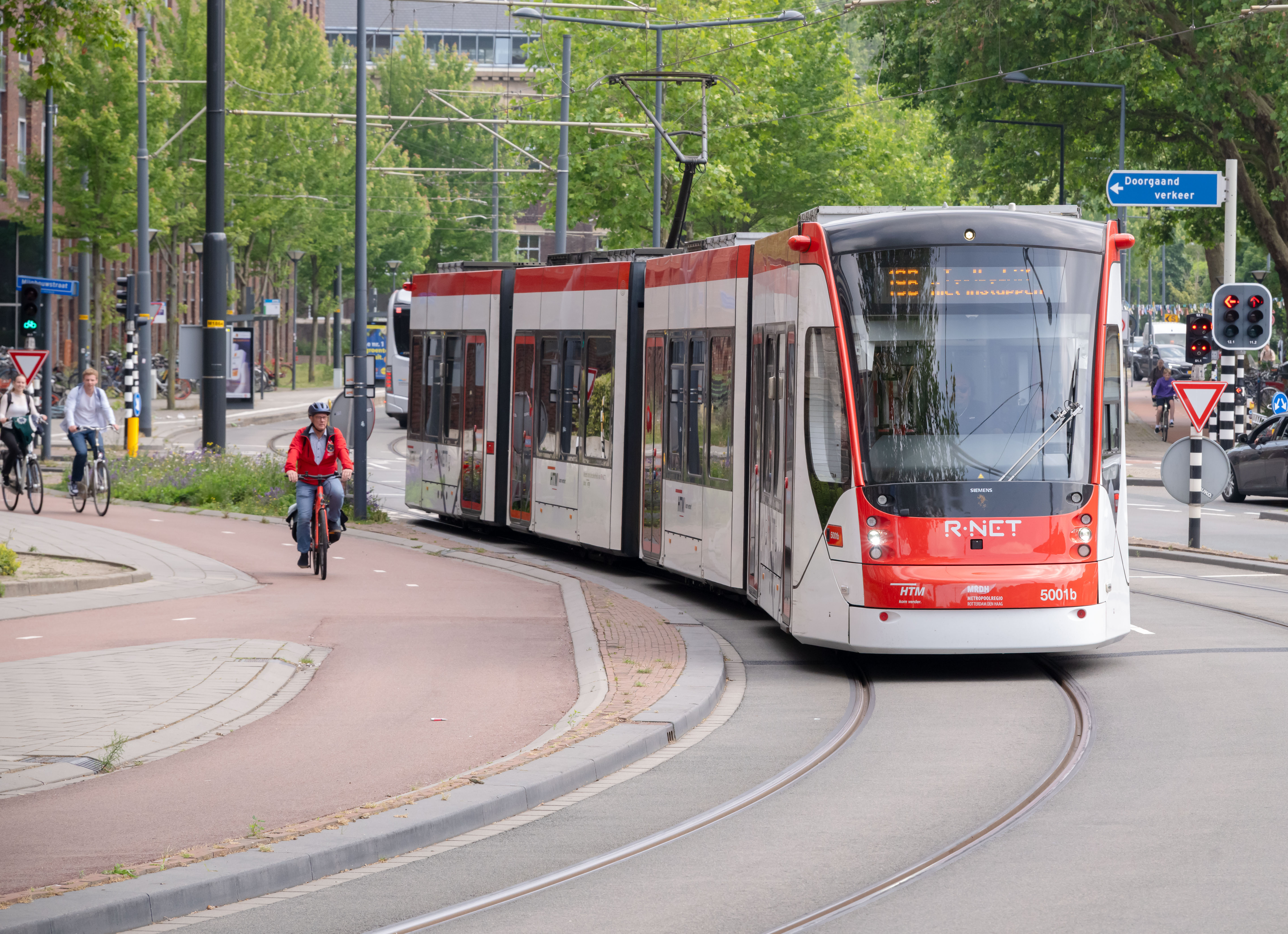Testtram lijn 19b rijdt in Delft